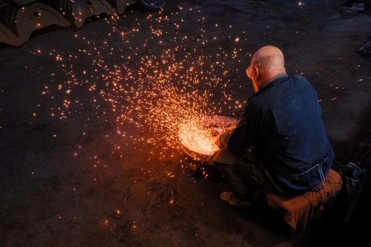 Forgeron au travail — métal chauffé et gerbe d'étincelles